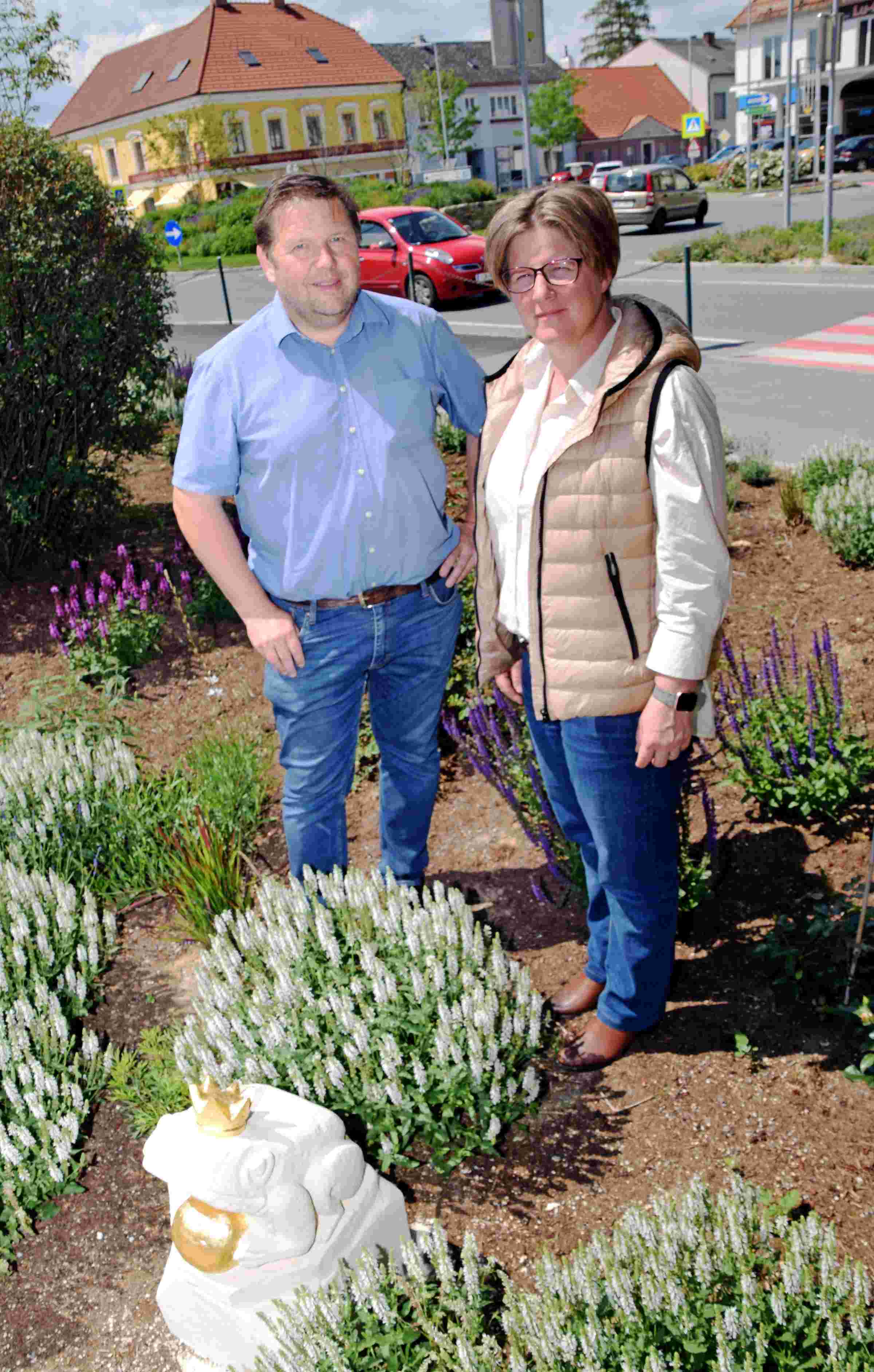 Wirtschaftshofleiter Johannes Strommer (l.) und StR Isabel Mang (r.) heißen den neu restaurierten Frosch im Rathauspark willkommen. Foto: Gabriele Hohenegger 